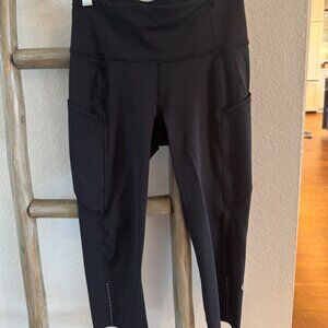 Lululemon Fast and Free tight crop - reflective ankles in black sz 6 18” inseam